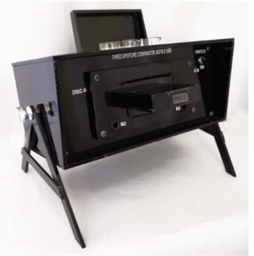 COMPARATOR BOX WITH ARTIFICIAL DAY LIGHT & PRISMATIC MAGNIFYING ATTACHMENT - THREE APERTURE - ASTM D1500